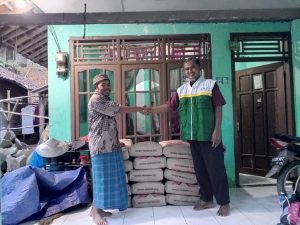 Peduli dan Berbagi: Bantuan Semen untuk Pak Suryanto
