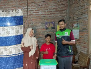 Bingkisan Untuk Iqbal, si Tangan Kreatif yang Tinggal Bersama Ibunya