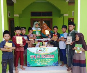 Siswa-siswi Berbagi, Donasi Al-Qur’an Bahagiakan Para Santri