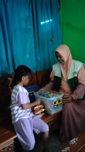 Bersua dengan Della, Bingkisan Special Bawa Bahagia