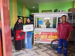 Terus bergerak, memberi dampak dan Program Cilacap Berdaya hadirkan bantuan gerobak untuk Bu Siti Riyanti.